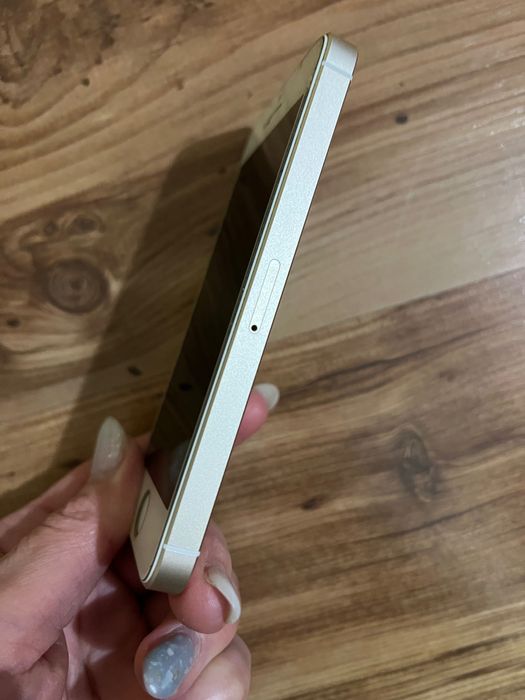 Продавам iPhone SE