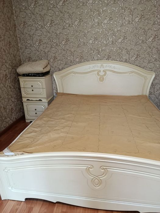 Продам кровать и 2 тумбочки.