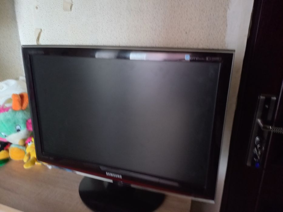 Продавам монитор Самсунг