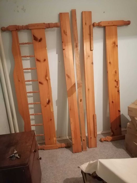 Продавам спалня със струговани елементи от светло дърво