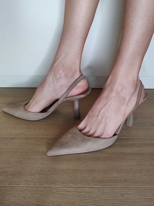 Бежови затворени обувки на ток 7см - 39/40н + ПОДАРЪК чехли