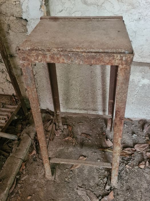 Продавам менгеме,точило за ножове и други