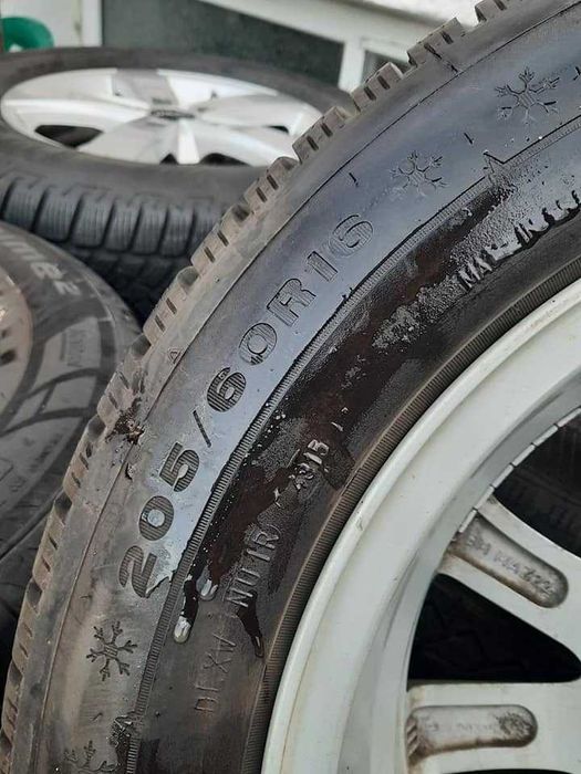 4 Броя 205/60/16 Dunlop 2x7,7mm 2x5,6mm