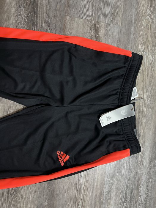 Оригинално долнище Adidas L размер