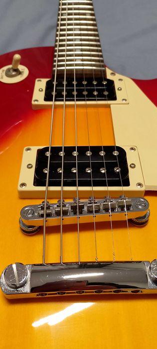 Продавам перфектна електрическа китара Epiphone Les Paul 100.