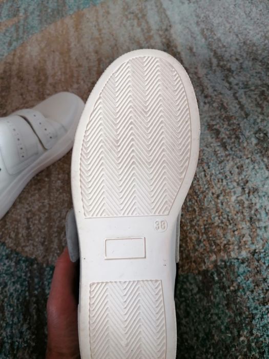 Vând adidași piele