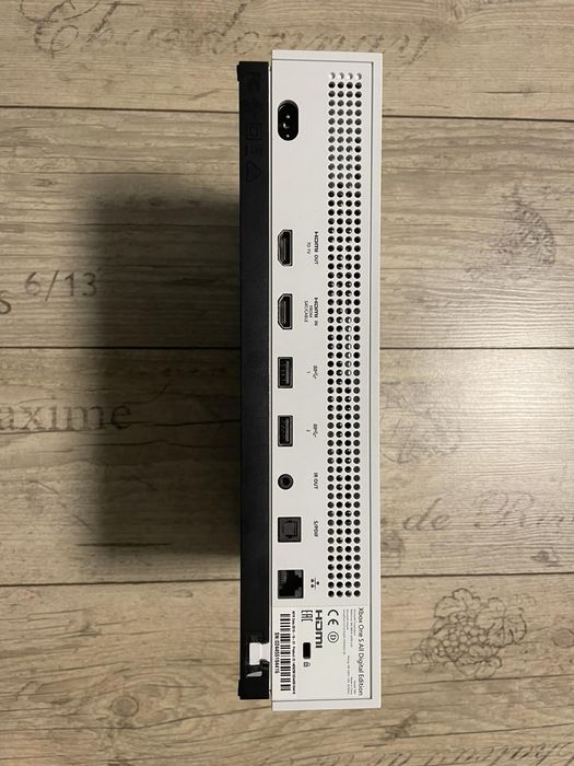 Конзола Xbox One S 1 TB +слушалки Logitech,зарядна станция и контролер