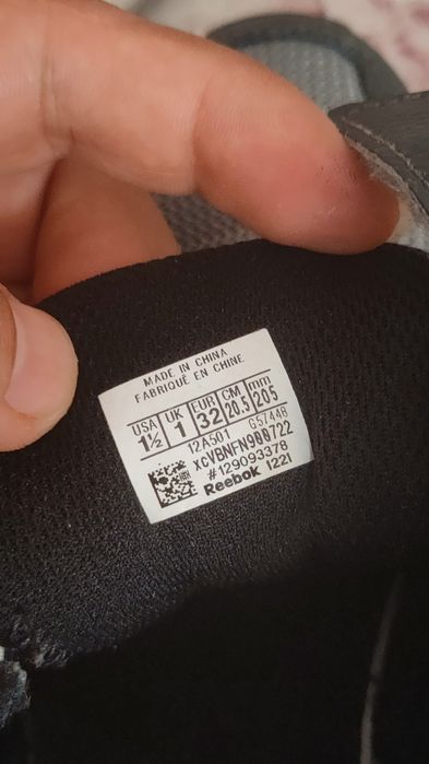 Маратонки Reebok, кецове, и сандали Ipanema.