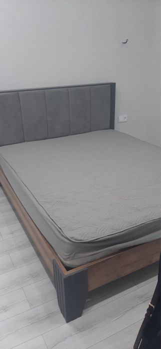 Кровать двуспальняя 160-200 и матрас
