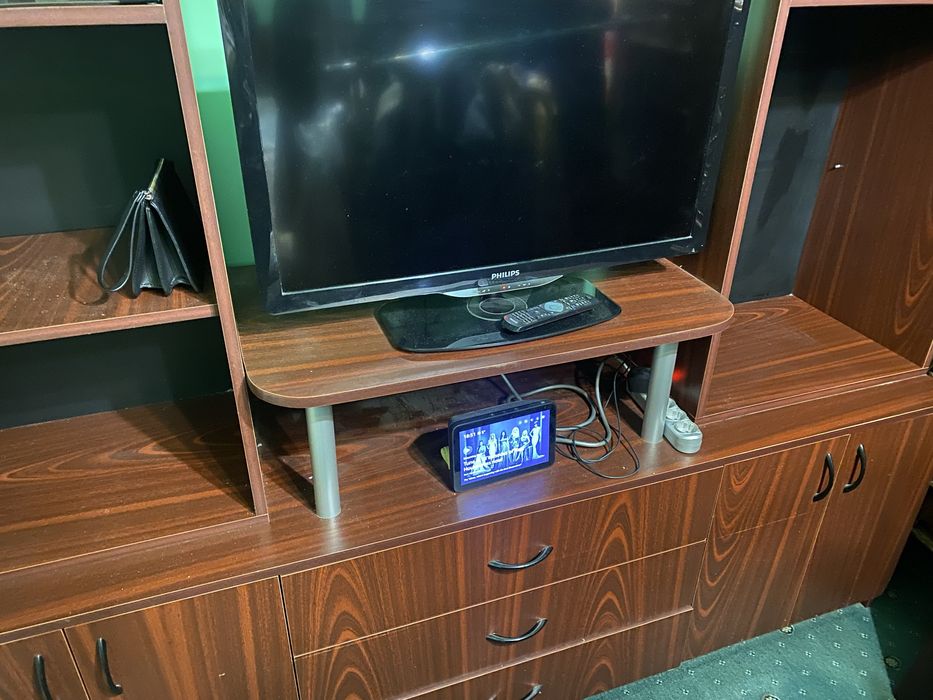 Vitrina cu rafturi si sertare culoare mahon