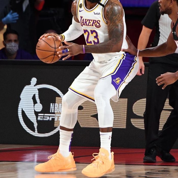 43н. Чисто нови!! Оригинални Nike Lebron XVIII!! Melon tint!