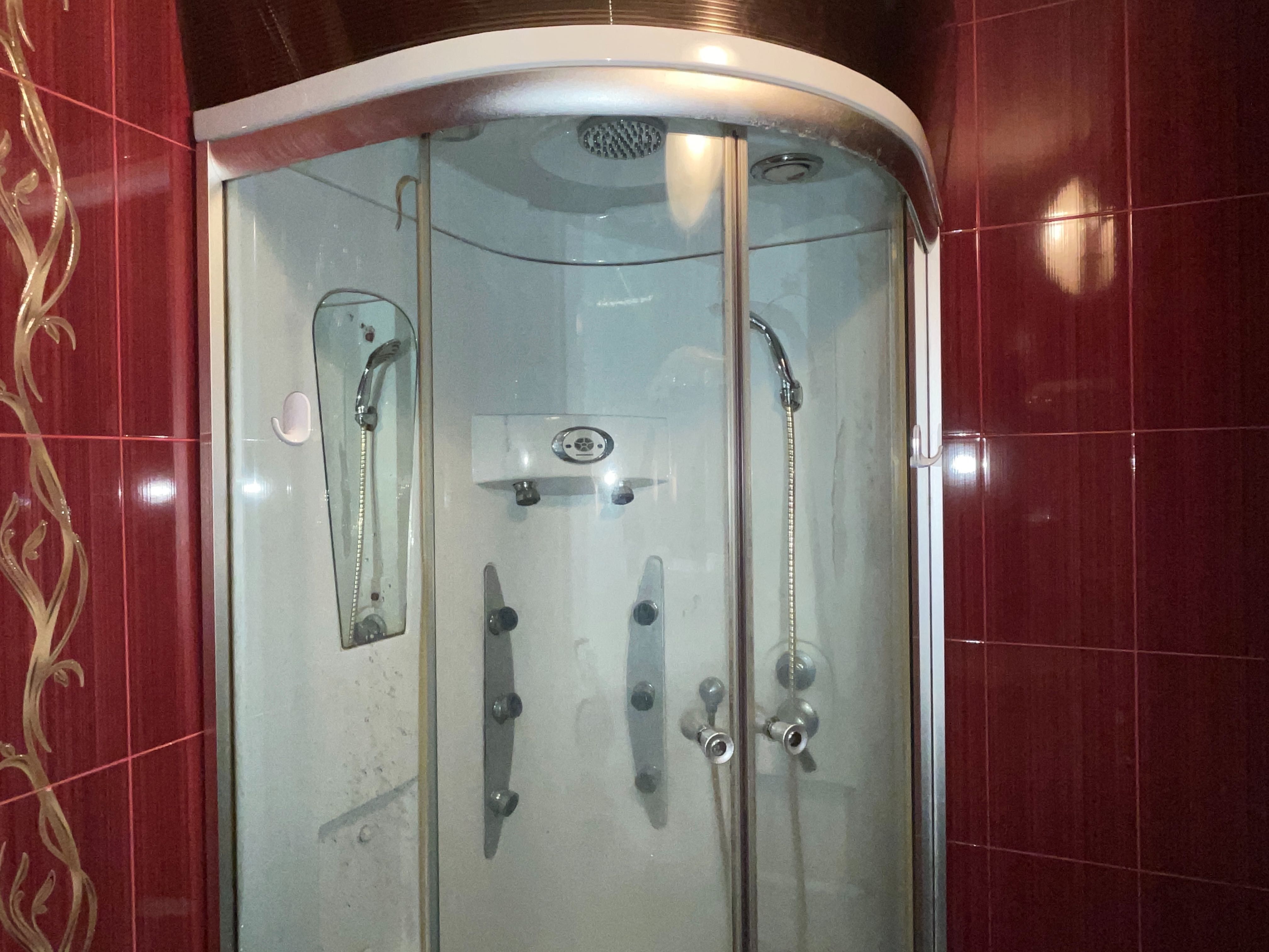 Баня: Хидромасажна душ кабина, Мивка, Стенен шкаф
