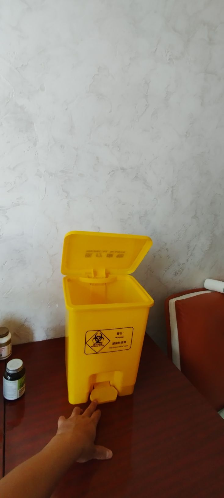 Медицински контейнер с педальным механизмом для сбора и хранения мед