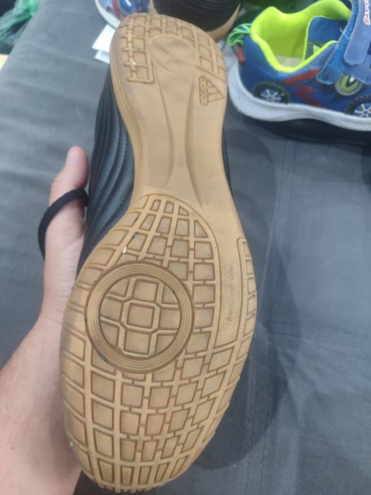 Футболни обувки за зала