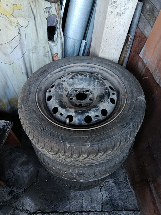 Резина зима частично шипованная на железных дисках  180.60 R15