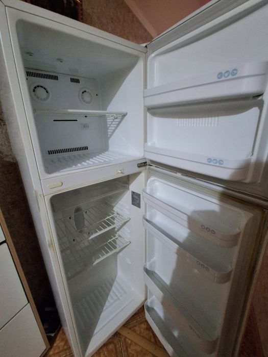 Продам холодильник. Морозильная камера работает.