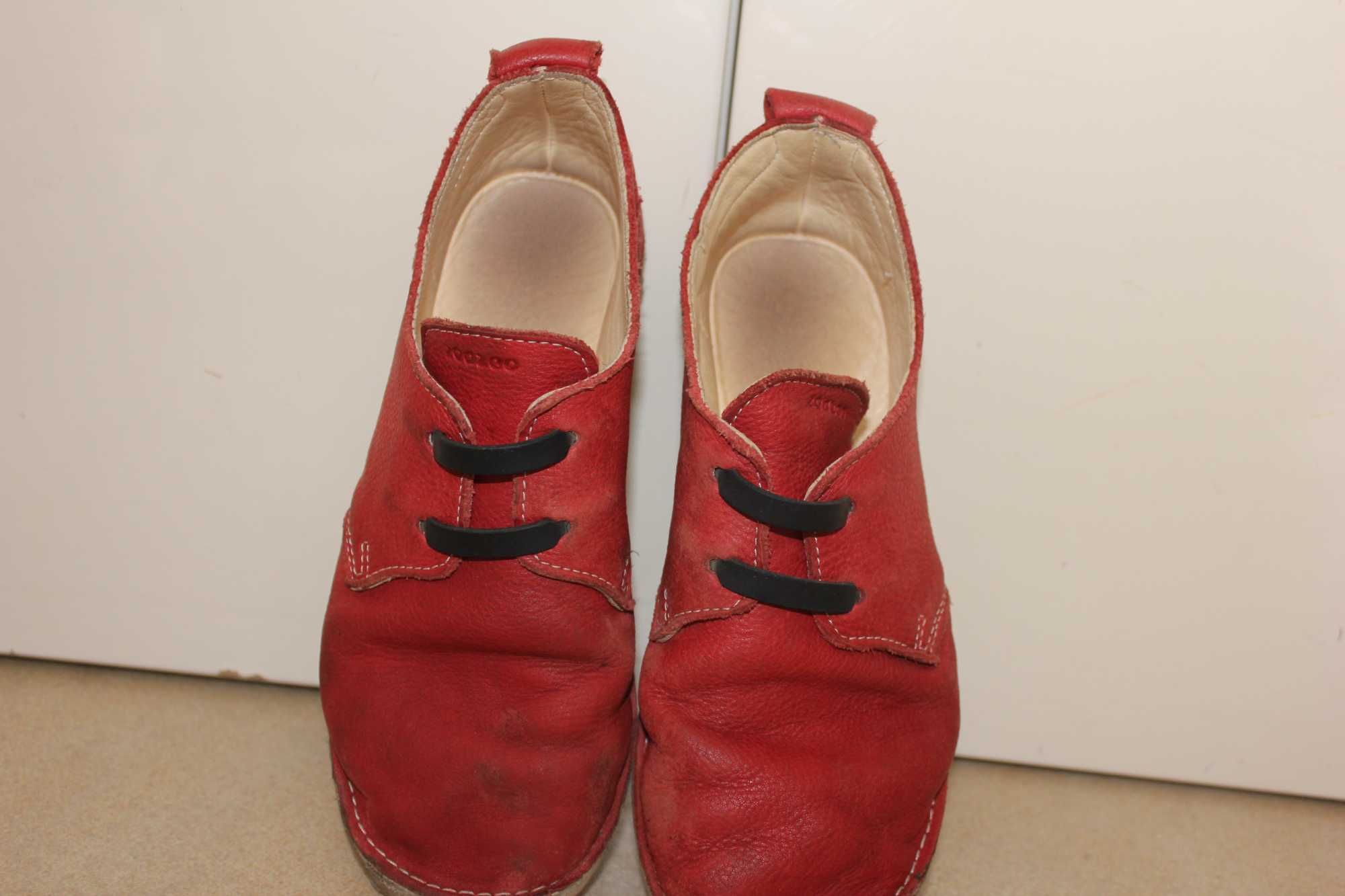 Зизуу Обувки АКИТА в червено