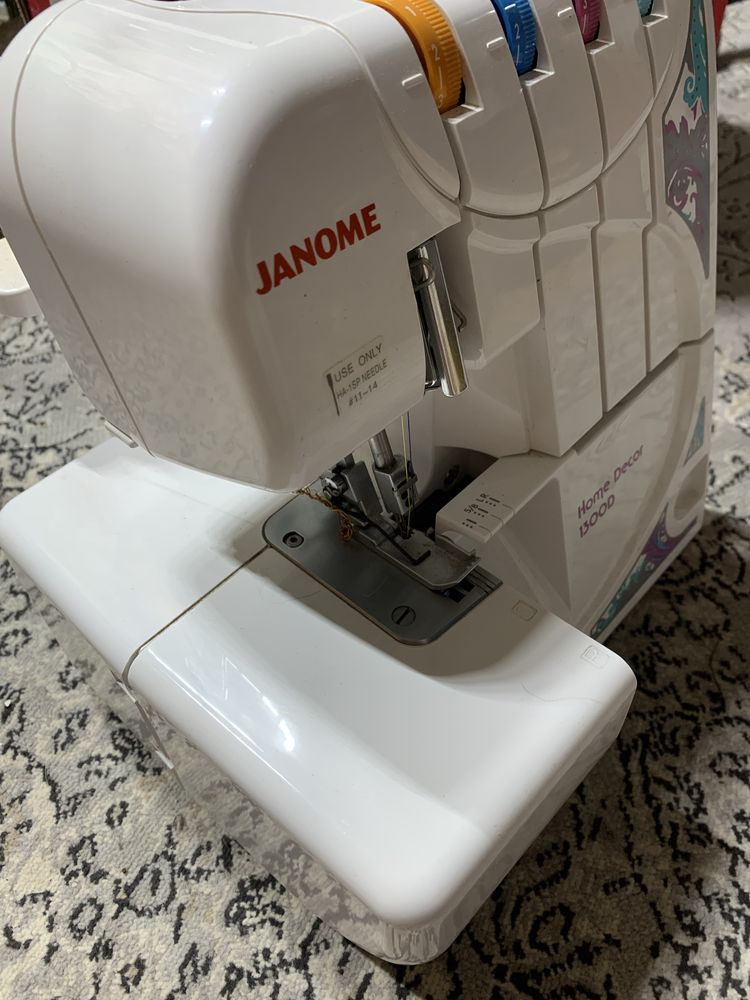 Продам оверлок JANOME