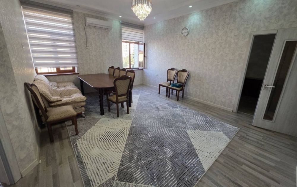 Sebzor G'ofur Gulom metro oldida