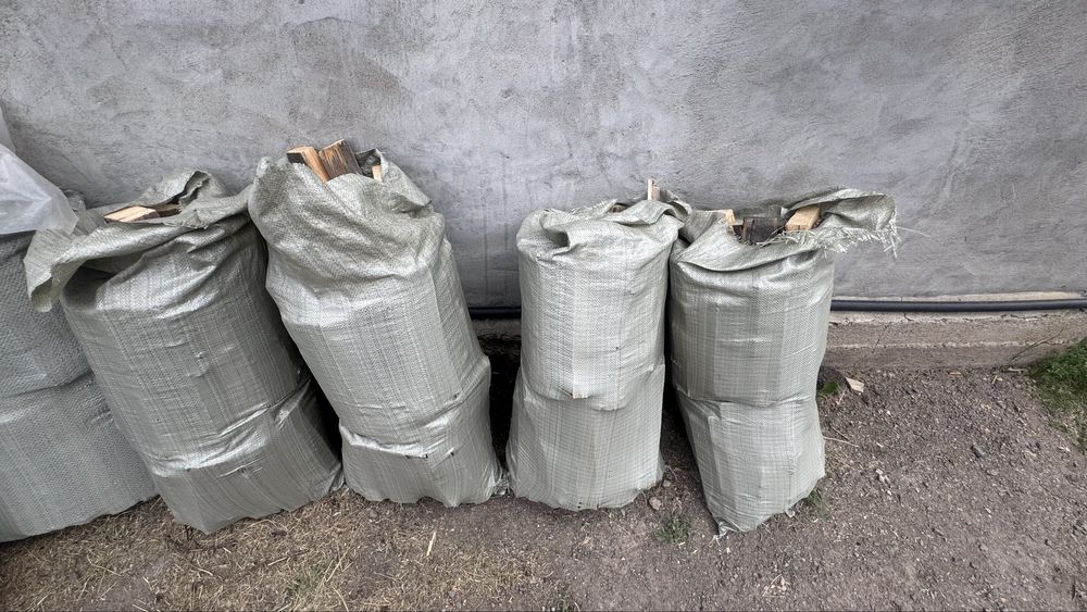 дрова колотые в мешках
