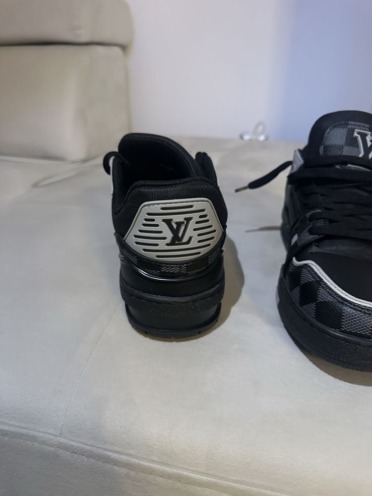 Adidasi Louis Vuitton 42
