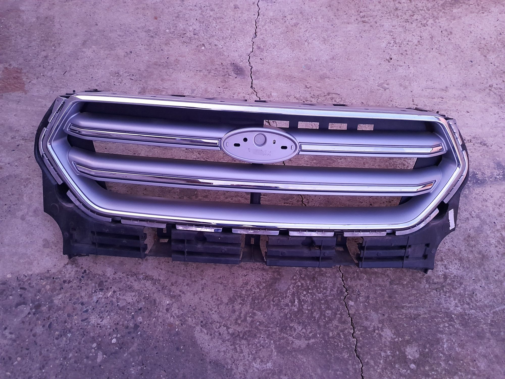 Grila radiator bara fata Ford kuga ,2018,2019 ,2020.