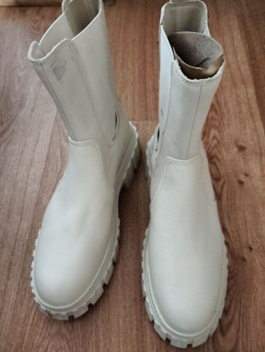 Ghete Stradivarius 41 și 42