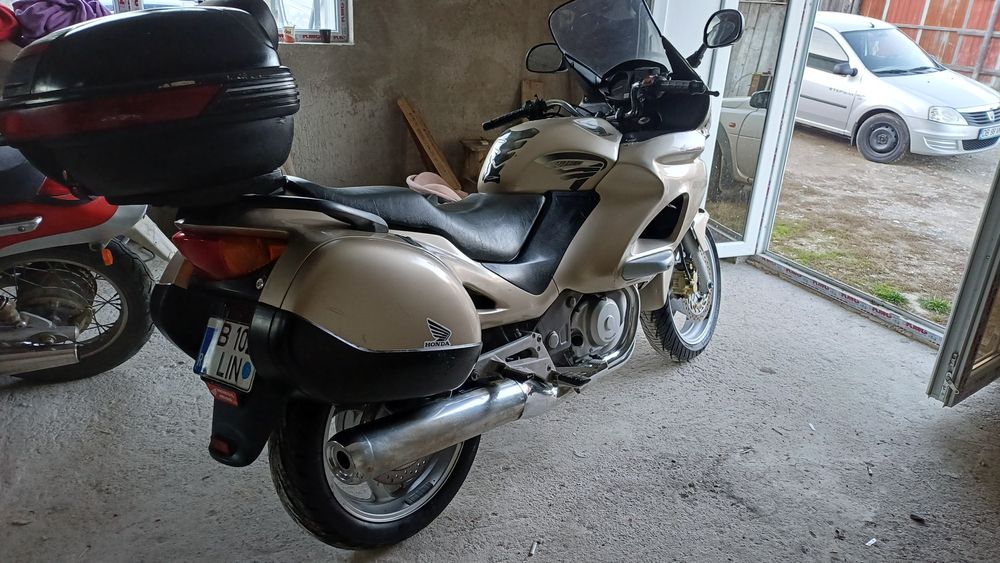 Honda Deauville 650 vând sau schimb cu mașini de Anglia