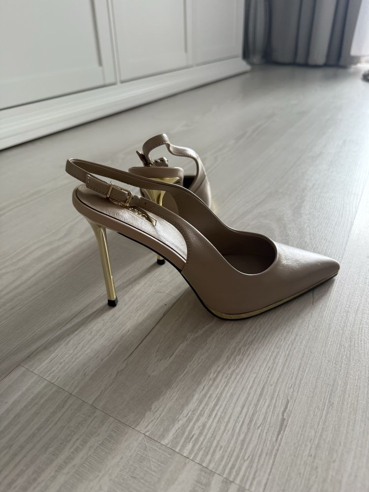 Vand pantofi toc subtire bej