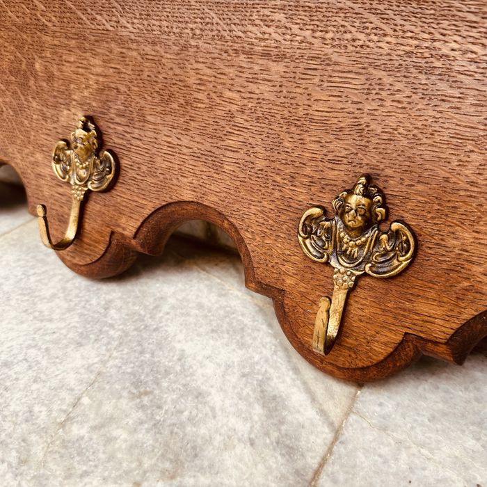 Винтидж дървен стенен рафт с месингови закачалки – класически стил