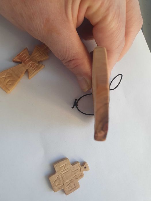 Vand o iconita si doua cruciulite sculptate manual, lemn natural 100%