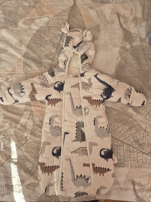 Космонавт за бебе новородено