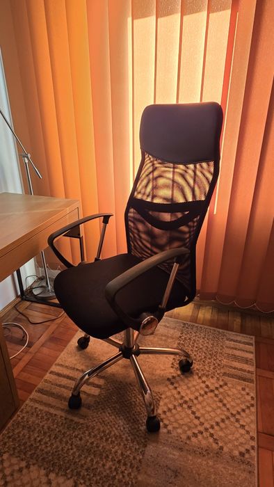 Scaun rotativ din panza