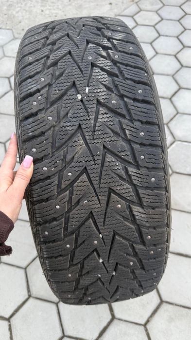 Продам зимние шипованные шины