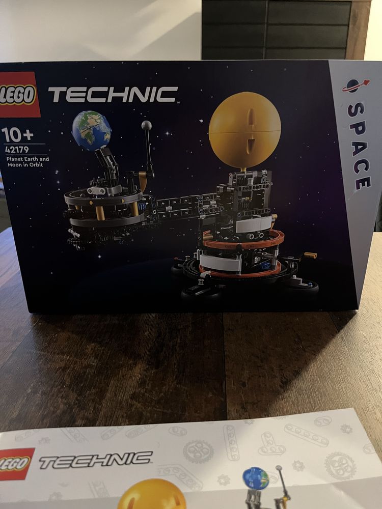 Lego Planeta Pământ și Luna pe orbită