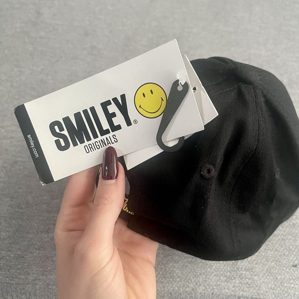 Шапки  Ivy park , Levi’s, Smiley
