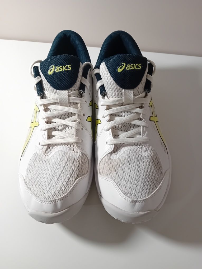 Мъжки волейболни обувки Asics Beyond, цвят-бял, лайм и сива подметка.