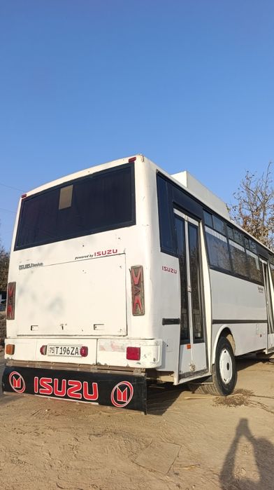 Isuzu avtobus sotiladi.
