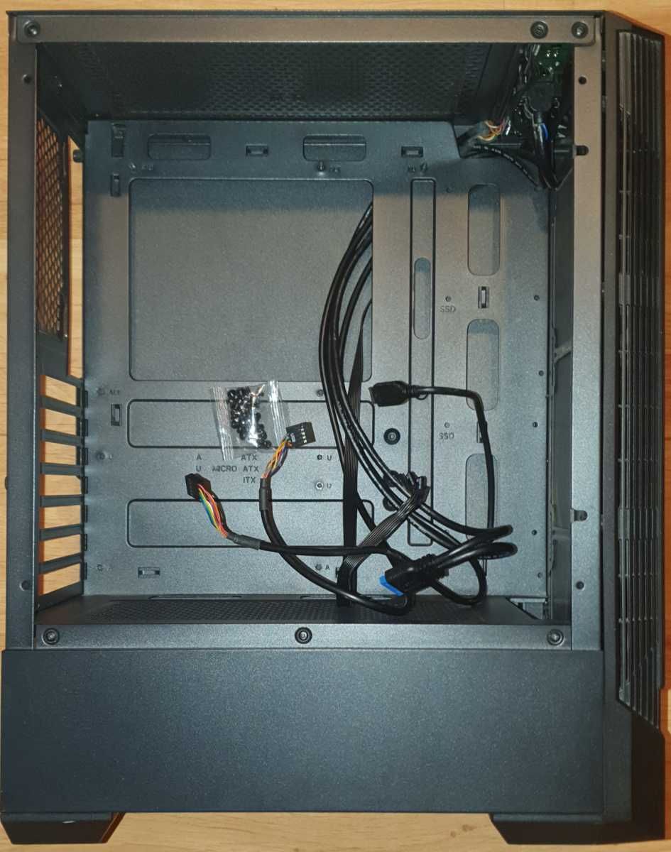 Продавам mid-tower case (кутия) FSP CMT260