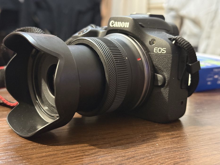 Фотоапарат Canon EOS R100 и обектив RF-S 18-45мм 64GB SD card и чанта