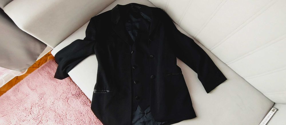 Подарявам два дамски костюма