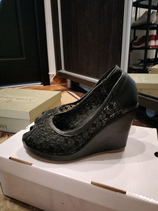 Pantofi stiletto verzi și stiletto negri (din piele)