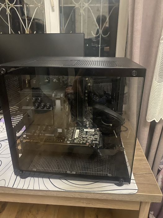 Игровой компьютер в ченой в зборке