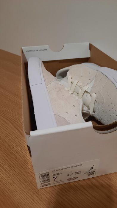 Vând adidași NOI Originali Nike Jordan series ES