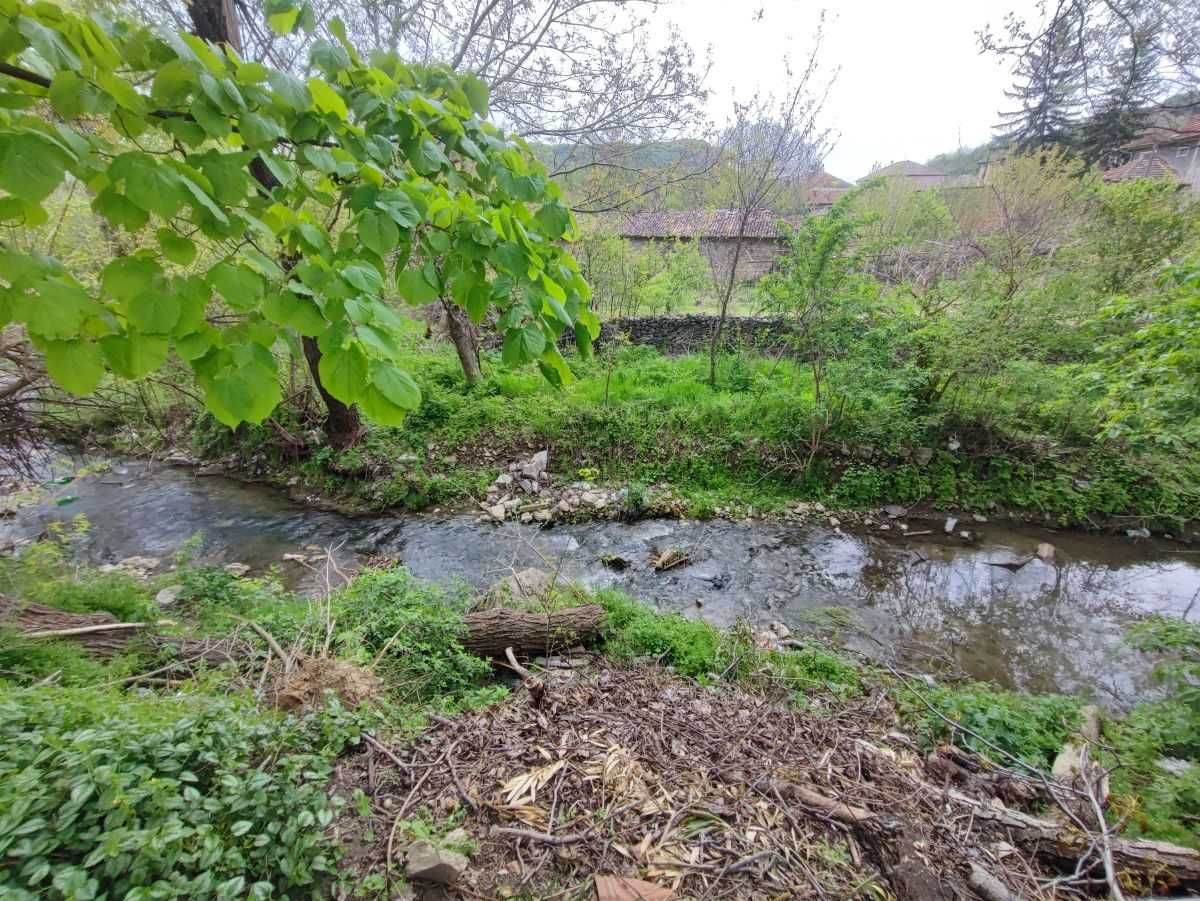Двуетажна къща със селскостопански постройки и гараж в с. Самоводене
