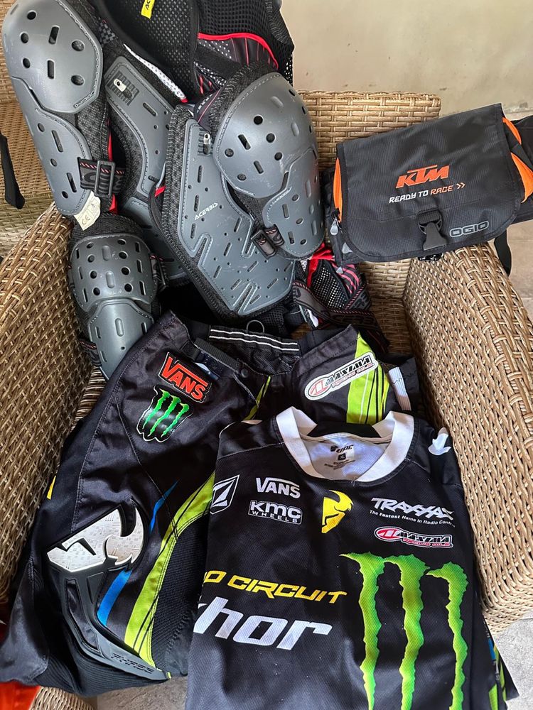 Vand echipament motocross diferit