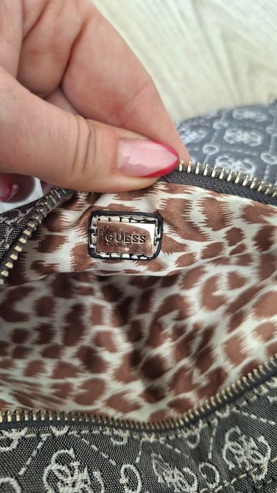 Чанта бъбрек Guess