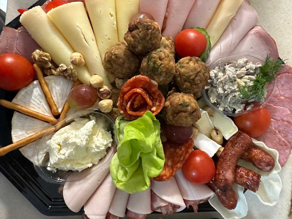 Vand: Platouri festive, sarmale crude sau preparate si cozonaci