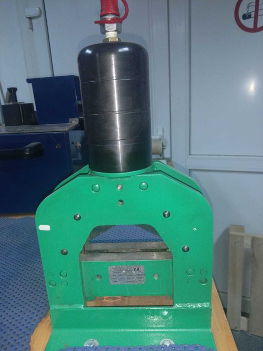 Banc echipat pentru debitat, gaurit si indoit bara Cu sau Al