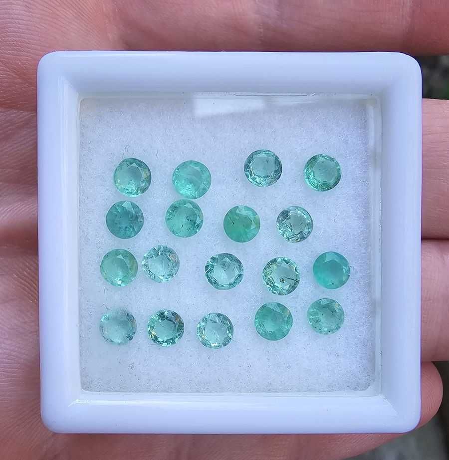 Smarald rotund 3.9 – 4.1 mm